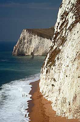 White cliffs face the English Channel in Dorset. Sand beach beneath chalk cliffs, as viewed from Durdle Door. Location: ENG, Dorset , Dorset AONB, Isle of Purbeck, Swyre Head. [ref. to #155.100]