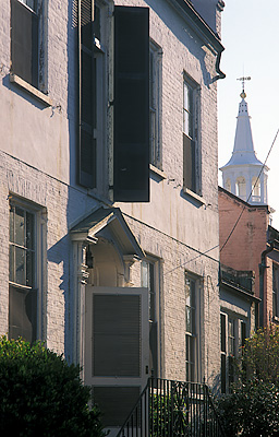 Charleston; Tradd Street Area Front of side-facing house; steeple in bkg. Location: SC: Charleston County. [ref. to #211.083]