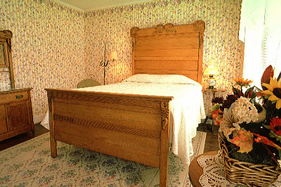 Interior. Guest room. Location: NC, Yancey County, Mayland Valley, Burnsville, The Nu Wray Inn. [ref. to #235.207]