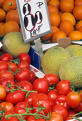 ENG: Thames & Chilterns Region, Oxfordshire, Upper Cherwell Valley, Banbury, The Saturday Market, in the Market Place. David Bennett's fresh produce stand (verbal permission). Tomatoes on the vine for sale [Ask for #243.018.]