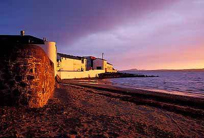 Sunset view towards the Bowmore Distillery. Location: UK, Scotland, Argyll & Bute , Inner Hebrides, Islay, Bowmore. [ref. to #246.507]