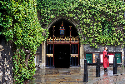 Westminster Abbey. An usher stands by the entrance to the close. Location: ENG, Greater London , City of Westminster, St James District. [ref. to #256.119]