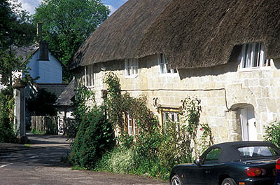 ENG: Dorset , Dorset AONB, Dorchester Area, Cattistock, Thached cottages made of local limestone, on the village square [Ask for #259.521.]