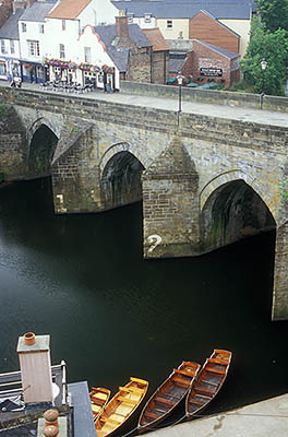 ENG: Northumbria Region, Durham, Durham Borough, Medieval Durham, Elvet Bridge, a medieval stone arched bridge, crosses the River Wear, with a pub facing it and row boats beside it. Viewed from Prince Bishops Shopping Centre [Ask for #262.348.]