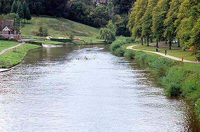 ENG: West Midlands Region, Shropshire, Shrewsbury and Atcham District, Shrewsbury, Kayakers on the River Severn, with the tree-lined paths of The Quarry (park) on the right, and the Boat House Inn on the left [Ask for #262.557.]