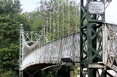 ENG: West Midlands Region, Shropshire, Shrewsbury and Atcham District, Shrewsbury, Porthill Bridge, an iron suspension foot bridge over the River Severn in 1922, viewed from The Quarry (park) [Ask for #262.569.]