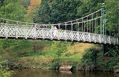 ENG: West Midlands Region, Shropshire, Shrewsbury and Atcham District, Shrewsbury, Porthill Bridge, an iron suspension foot bridge over the River Severn in 1922, viewed from The Quarry (park) [Ask for #262.570.]