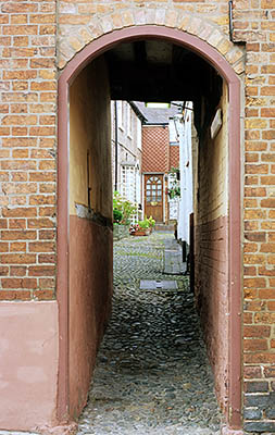 ENG: West Midlands Region, Shropshire, Shrewsbury and Atcham District, Shrewsbury, Cottages in the city center open onto this shut. [Ask for #262.587.]