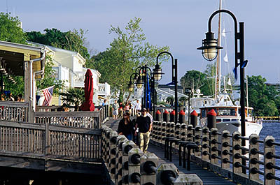 NC: New Hanover County, Cape Fear River Area, Wilmington, Riverfront, River Walk; people enjoy an evening stroll along the walk, at Chandlers Wharf [Ask for #263.069.]