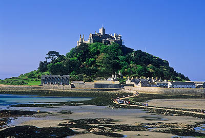 ENG: South West Region, Cornwall, Cornwall AONB, Lizard Peninsula, St. Michaels Mount (Nat. Trust), People stream across the causeway at low tide to visit this medieval monastery [Ask for #268.154.]