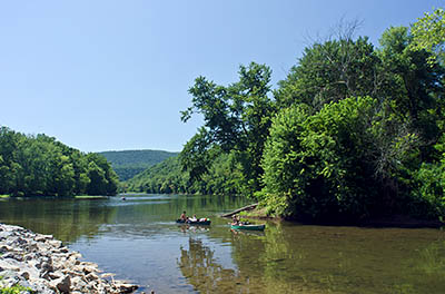 MD: Allegany County, Potomac River, The Chesapeake and Ohio Canal Nat Hist Park, Fifteen Mile Creek Recreation Area, Little Orleans, Families canoe on the Potomac River [Ask for #269.062.]