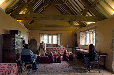 ENG: East Midlands Region, Leicestershire, Northwest Leicestershire, Coalville, Donnington le Heath Manor House, Furnished interior of 13th c. manor house; costumed interpreter with school children, in hall [Ask for #270.051.]