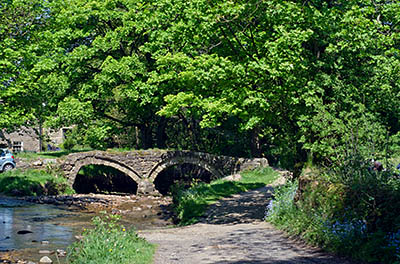 ENG: The Northwest Region, Lancashire, The Pennines, Pendle, Wycoller Country Park, Pack horse bridge over Wycoller Beck, near ruinous Wycoller Hall [Ask for #270.315.]