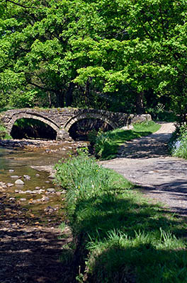 ENG: The Northwest Region, Lancashire, The Pennines, Pendle, Wycoller Country Park, Pack horse bridge over Wycoller Beck, near ruinous Wycoller Hall [Ask for #270.316.]