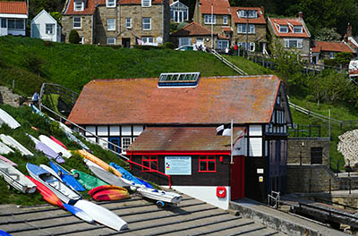 ENG: Yorkshire & Humberside Region, North Yorkshire, North Yorkshire Coast, Sea Cliffs, Runswick Bay, Old fishing village terraces up from the cliff foot; old harbor [Ask for #270.475.]