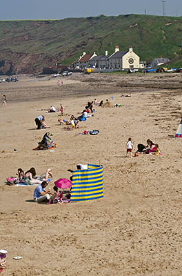 ENG: Yorkshire & Humberside Region, North Yorkshire, North Yorkshire Coast, Saltburn-by-the-Sea, Saltburn Sands. Families enjoy the wide sand beach [Ask for #270.489.]