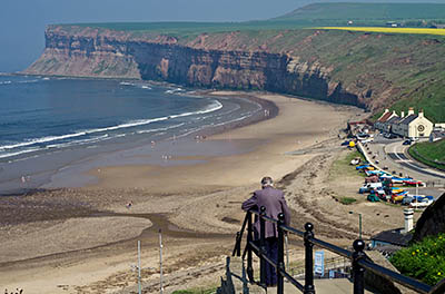 ENG: Yorkshire & Humberside Region, North Yorkshire, North Yorkshire Coast, Saltburn-by-the-Sea, Saltburn Sands and Saltburn Pier. An old man prepares to descend the ciff on concrete steps [Ask for #270.496.]