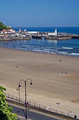 ENG: Yorkshire & Humberside Region, North Yorkshire, North Yorkshire Coast, Scarborough City, Town Centre, View from the cliffs that surround town centre over the sand beach towards the harbor [Ask for #270.528.]